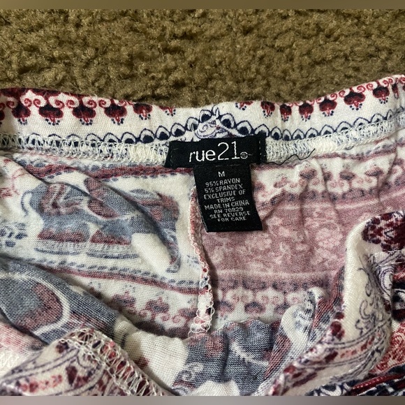 Rue21 asymmetrical elephant printed skirt in burgundy/red size medium - Picture 3 of 5